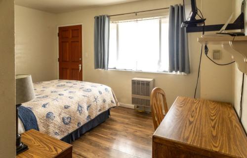 family_room_ocean_cove_lodge_12