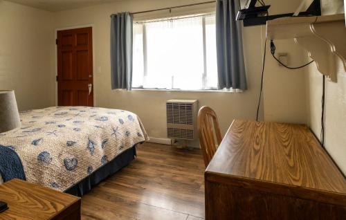 family_room_ocean_cove_lodge_13