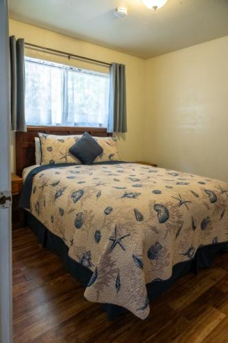 family_room_ocean_cove_lodge_14