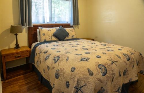 family_room_ocean_cove_lodge_15