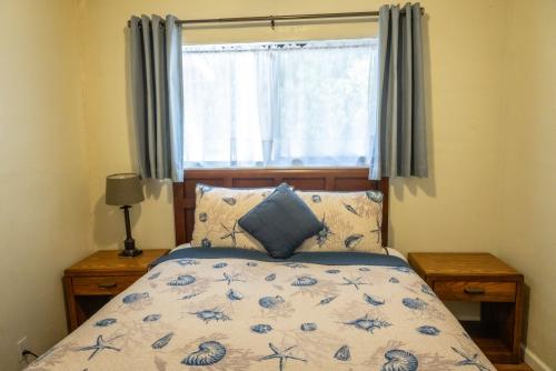 family_room_ocean_cove_lodge_17