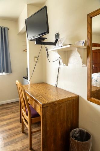family_room_ocean_cove_lodge_24