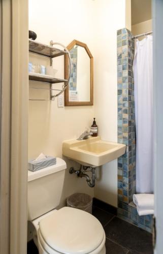 family_room_ocean_cove_lodge_33