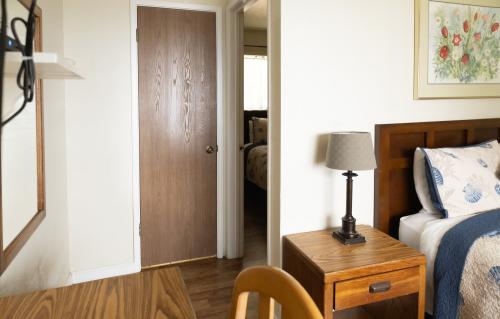 family_room_ocean_cove_lodge_39