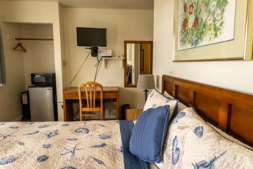 family_room_ocean_cove_lodge_9