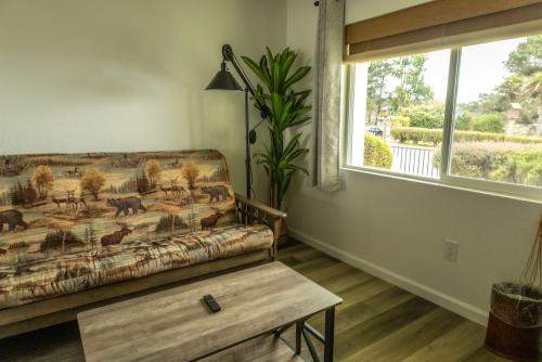 fireplace_room_ocean_cove_lodge_13
