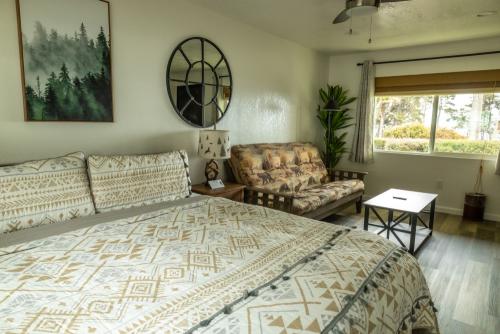 fireplace_room_ocean_cove_lodge_14