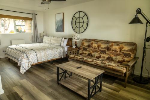 fireplace_room_ocean_cove_lodge_2