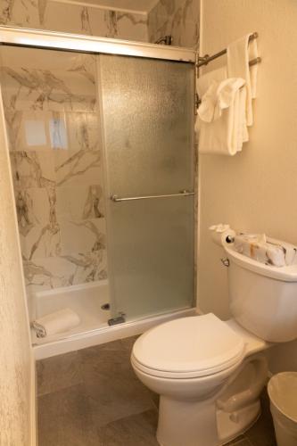 fireplace_room_ocean_cove_lodge_21