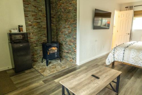 fireplace_room_ocean_cove_lodge_28