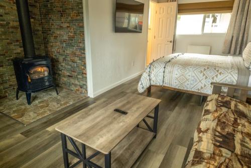 fireplace_room_ocean_cove_lodge_29