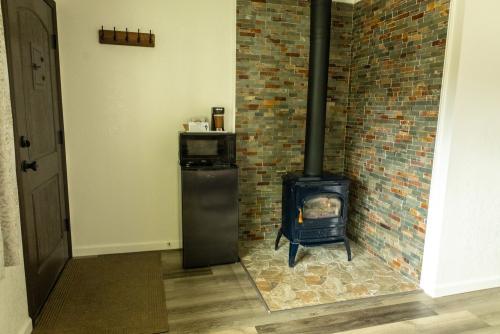 fireplace_room_ocean_cove_lodge_9