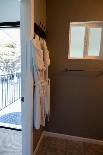 sea_side_room_ocean_cove_lodge_12